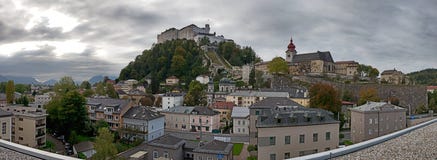 Salzburg-Skyline mit Festung Hohensalzburg im Sommer lizenzfreie stockbilder Salzburg-Skyline mit Festung Hohensalzburg im Sommer lizenzfreie stockbilder