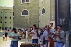 SALZBURG ÖSTERRIKE, 1988 - gatamusiker underhåller turister i den huvudsakliga fyrkanten av Salzburg royaltyfri foto SALZBURG ÖSTERRIKE, 1988 - gatamusiker underhåller turister i den huvudsakliga fyrkanten av Salzburg royaltyfri foto