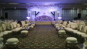 Salão belamente decorado do banquete para o copo de água foto de stock Salão belamente decorado do banquete para o copo de água foto de stock