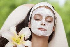 Salón del balneario: Mujer hermosa joven que tiene masaje facial fotografía de archivo Salón del balneario: Mujer hermosa joven que tiene masaje facial fotografía de archivo