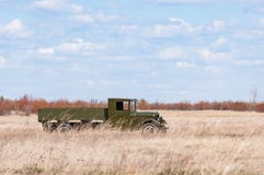 2018-04-30 Samara Region, Rússia Máquina militar soviética para o transporte dos soldados Reconstrução de fotos de stock royalty free 2018-04-30 Samara Region, Rússia Máquina militar soviética para o transporte dos soldados Reconstrução de fotos de stock royalty free
