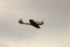 Samara, Russie - 11 septembre 2016 le YAK-52 exécute un démon photographie stock libre de droits Samara, Russie - 11 septembre 2016 le YAK-52 exécute un démon photographie stock libre de droits
