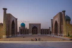 SAMARKAND, USBEQUISTÃO: Quadrado de Registan em Samarkand, Usbequistão imagem de stock SAMARKAND, USBEQUISTÃO: Quadrado de Registan em Samarkand, Usbequistão imagem de stock