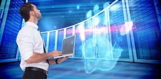 Samengesteld beeld die van verfijnde zakenman gebruikend laptop bevinden zich Royalty-vrije Stock Afbeeldingen Samengesteld beeld die van verfijnde zakenman gebruikend laptop bevinden zich Royalty-vrije Stock Afbeeldingen