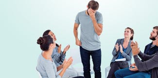 Samengesteld beeld van de toejuichende opgetogen mens die van de rehabgroep opstaan stock afbeeldingen Samengesteld beeld van de toejuichende opgetogen mens die van de rehabgroep opstaan stock afbeeldingen