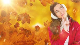 Samengesteld beeld van het glimlachen brunette in de winterslijtage het denken stock afbeeldingen Samengesteld beeld van het glimlachen brunette in de winterslijtage het denken stock afbeeldingen