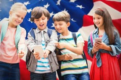 Samengesteld beeld van jongen met vrienden die mobiele telefoon met behulp van stock fotografie Samengesteld beeld van jongen met vrienden die mobiele telefoon met behulp van stock fotografie