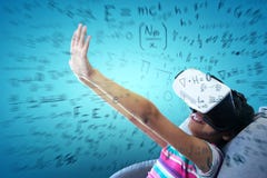Samengesteld beeld van meisje die virtuele werkelijkheidssimulator op laag dragen stock foto's Samengesteld beeld van meisje die virtuele werkelijkheidssimulator op laag dragen stock foto's