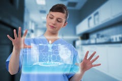Samengesteld beeld van mooie vrouwelijke arts die het onzichtbare digitale 3d scherm met behulp van Stock Foto's Samengesteld beeld van mooie vrouwelijke arts die het onzichtbare digitale 3d scherm met behulp van Stock Foto's
