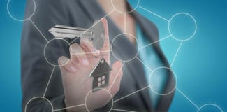 Samengesteld beeld van onderneemster die het onzichtbare digitale 3D scherm met behulp van Stock Fotografie Samengesteld beeld van onderneemster die het onzichtbare digitale 3D scherm met behulp van Stock Fotografie
