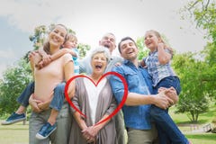 Samengesteld beeld van portret van vrolijke uitgebreide familie bij park royalty-vrije stock fotografie Samengesteld beeld van portret van vrolijke uitgebreide familie bij park royalty-vrije stock fotografie
