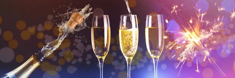 Samengesteld beeld van twee volledige glazen van champagne en één die worden gevuld stock foto's Samengesteld beeld van twee volledige glazen van champagne en één die worden gevuld stock foto's