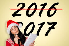 Samengesteld beeld van vrouw die wat denken om te schrijven stock afbeelding Samengesteld beeld van vrouw die wat denken om te schrijven stock afbeelding