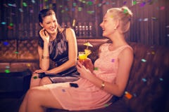 Samengesteld beeld van vrouwelijke vrienden die met elkaar interactie aangaan terwijl het hebben van cocktail stock afbeelding Samengesteld beeld van vrouwelijke vrienden die met elkaar interactie aangaan terwijl het hebben van cocktail stock afbeelding