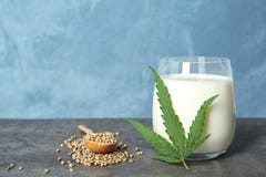 Samenstelling met hennepmelk en ruimte voor tekst stock foto Samenstelling met hennepmelk en ruimte voor tekst stock foto