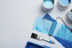 Samenstelling met verfblikken op witte achtergrond stock fotografie Samenstelling met verfblikken op witte achtergrond stock fotografie