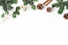 Samenstelling van de Kerstmis de feestelijke gestileerde voorraad De spar vertakt zich grens Denneappels, kaneel en zijdelint op stock fotografie Samenstelling van de Kerstmis de feestelijke gestileerde voorraad De spar vertakt zich grens Denneappels, kaneel en zijdelint op stock fotografie