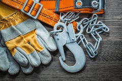 Samenstelling van de riem van het de bouwlichaam van veiligheidshandschoenen op houten BO royalty-vrije stock afbeelding Samenstelling van de riem van het de bouwlichaam van veiligheidshandschoenen op houten BO royalty-vrije stock afbeelding