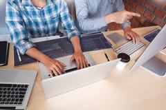 Samenwerkings van de de ingenieurswebsite van de het werksoftware de ontwikkelaartechnologie?n of programmeur het werk codage op royalty-vrije stock fotografie Samenwerkings van de de ingenieurswebsite van de het werksoftware de ontwikkelaartechnologie?n of programmeur het werk codage op royalty-vrije stock fotografie