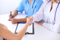 Samiec doktorskie i żeńskie cierpliwe chwianie ręki Partnerstwo, zaufanie i medycznych etyk pojęcie, obrazy royalty free Samiec doktorskie i żeńskie cierpliwe chwianie ręki Partnerstwo, zaufanie i medycznych etyk pojęcie, obrazy royalty free