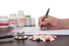 Samiec lekarka wręcza writing rx receptę zdjęcie stock Samiec lekarka wręcza writing rx receptę zdjęcie stock