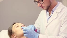 Samiec wargi doktorska robi augmentacja zdjęcie wideo Samiec wargi doktorska robi augmentacja zdjęcie wideo