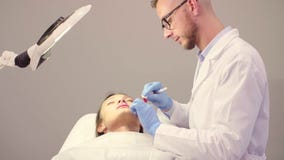 Samiec wargi doktorska robi augmentacja zbiory wideo Samiec wargi doktorska robi augmentacja zbiory wideo