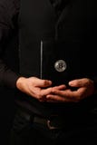 Samiec wręcza trzymać crypto biblię z Bitcoin obraz stock Samiec wręcza trzymać crypto biblię z Bitcoin obraz stock