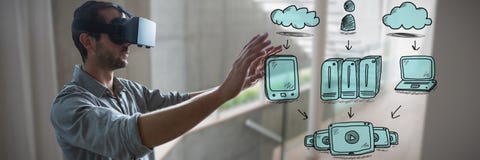 Sammansatt bild av affärsmannen som ändå ser virtuell verklighetsimulatorn mot vit bakgrund arkivbild Sammansatt bild av affärsmannen som ändå ser virtuell verklighetsimulatorn mot vit bakgrund arkivbild