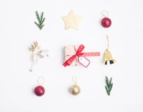 Sammansättning för lekmanna- jul för bästa sikt för lägenhet minimalistic geometrisk Gåvan julgarnering, gran förgrena sig, guld- fotografering för bildbyråer Sammansättning för lekmanna- jul för bästa sikt för lägenhet minimalistic geometrisk Gåvan julgarnering, gran förgrena sig, guld- fotografering för bildbyråer