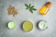 Sammansättning med hampaskönhetsmedelprodukter arkivfoton Sammansättning med hampaskönhetsmedelprodukter arkivfoton