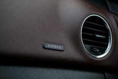 samochodowej konsoli deski rozdzielczej elektroniczna nawigacja Klimatyzaci i airbag panel wnętrze szczególne fotografia stock samochodowej konsoli deski rozdzielczej elektroniczna nawigacja Klimatyzaci i airbag panel wnętrze szczególne fotografia stock