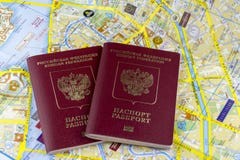 samochodowej miasta pojęcia Dublin mapy mała podróż Dwa Rosyjskiego paszporta na tle papierowa mapa miasto obraz stock samochodowej miasta pojęcia Dublin mapy mała podróż Dwa Rosyjskiego paszporta na tle papierowa mapa miasto obraz stock