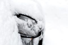 Samochodowy lustro zakrywający z śniegiem po ciężkiego śnieżycy w zimie fotografia stock Samochodowy lustro zakrywający z śniegiem po ciężkiego śnieżycy w zimie fotografia stock