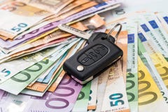 Samochodu czynsz lub nabywać, euro pieniądze z kluczami obrazy stock Samochodu czynsz lub nabywać, euro pieniądze z kluczami obrazy stock