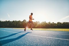 Samotny atleta bieg wzdłuż śladu na słonecznym dniu obrazy stock Samotny atleta bieg wzdłuż śladu na słonecznym dniu obrazy stock