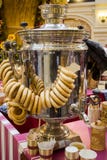 Samovar ruso del té con un manojo de panecillos foto de archivo libre de regalías Samovar ruso del té con un manojo de panecillos foto de archivo libre de regalías