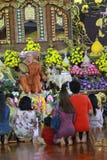 SAMUT PRAKAN, THAILAND-FEBRUARY 22: Magha Puja dzień Tradycyjni buddyjscy ludzie są oświetleniowymi świeczkami dla obrząd religij zdjęcia stock SAMUT PRAKAN, THAILAND-FEBRUARY 22: Magha Puja dzień Tradycyjni buddyjscy ludzie są oświetleniowymi świeczkami dla obrząd religij zdjęcia stock