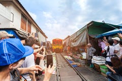 SAMUTSONGKHRAM THAILAND - NOVEMBER 10, 2017: Den berömda järnväg marknaden på Meaklong, arkivbilder SAMUTSONGKHRAM THAILAND - NOVEMBER 10, 2017: Den berömda järnväg marknaden på Meaklong, arkivbilder