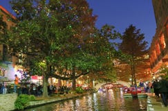 San Antonio Riverwalk en la noche foto de archivo San Antonio Riverwalk en la noche foto de archivo