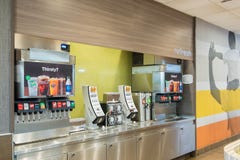 SAN ANTONIO TX, USA - NOVEMBER 9, 2018 - område för springbrunndrinkmaskin på den Mcdonald restaurangen royaltyfria foton SAN ANTONIO TX, USA - NOVEMBER 9, 2018 - område för springbrunndrinkmaskin på den Mcdonald restaurangen royaltyfria foton