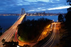 San Francisco Bay Bridge e skyline na noite imagens de stock San Francisco Bay Bridge e skyline na noite imagens de stock