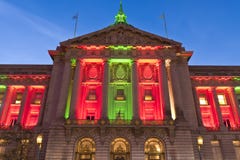 San Francisco City Hall nel Natale verde e nelle luci rosse immagine stock San Francisco City Hall nel Natale verde e nelle luci rosse immagine stock