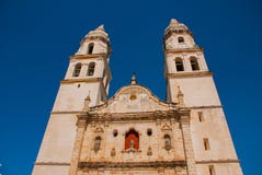 San Francisco de Campeche, Mexico Domkyrka i Campeche på en bakgrund för blå himmel arkivbild San Francisco de Campeche, Mexico Domkyrka i Campeche på en bakgrund för blå himmel arkivbild