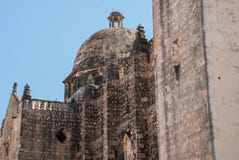 San Francisco de Campeche, Mexico: Sikt av den tidigare Sanen Jose Cathedral Det var den huvudsakliga templet av jesuitkloster, n royaltyfri foto San Francisco de Campeche, Mexico: Sikt av den tidigare Sanen Jose Cathedral Det var den huvudsakliga templet av jesuitkloster, n royaltyfri foto