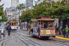 San Francisco Dziejowy wagon kolei linowej przyjeżdża w Fisherman& x27; s nabrzeża okręg zdjęcie stock San Francisco Dziejowy wagon kolei linowej przyjeżdża w Fisherman& x27; s nabrzeża okręg zdjęcie stock