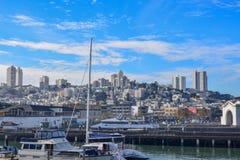 San Francisco Harbor dans le Fisherman' ; secteur de quai de s sur Sunny Day images stock San Francisco Harbor dans le Fisherman' ; secteur de quai de s sur Sunny Day images stock