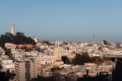 San Francisco-Stadtbild mit Turm und Brücke stockfotografie San Francisco-Stadtbild mit Turm und Brücke stockfotografie