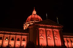 San Francisco urząd miasta Iluminujący w rewolucjonistce przy nocą zdjęcie royalty free San Francisco urząd miasta Iluminujący w rewolucjonistce przy nocą zdjęcie royalty free