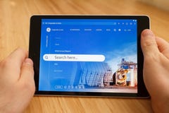 SAN FRANCISCO, US - 1. April 2019: Abschluss bis zu den Händen, die Tablette unter Verwendung des Internets halten und durch GE-W stockbild SAN FRANCISCO, US - 1. April 2019: Abschluss bis zu den Händen, die Tablette unter Verwendung des Internets halten und durch GE-W stockbild